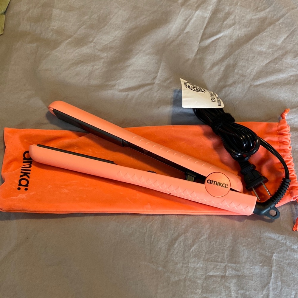 Amika hair straightener